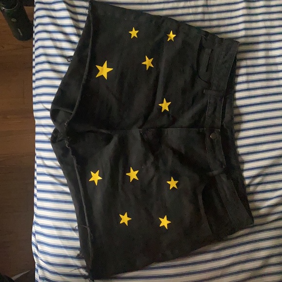 Plus Size Hight waisted Raw Hem Star Print Denim Shorts - Picture 2 of 4